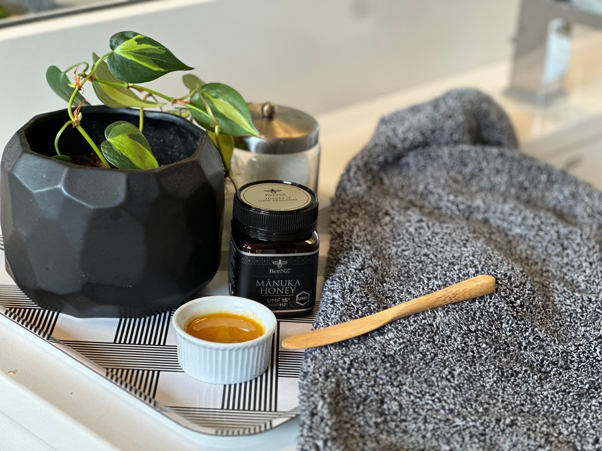 BeeNZ Manuka honey for post sun skin care
