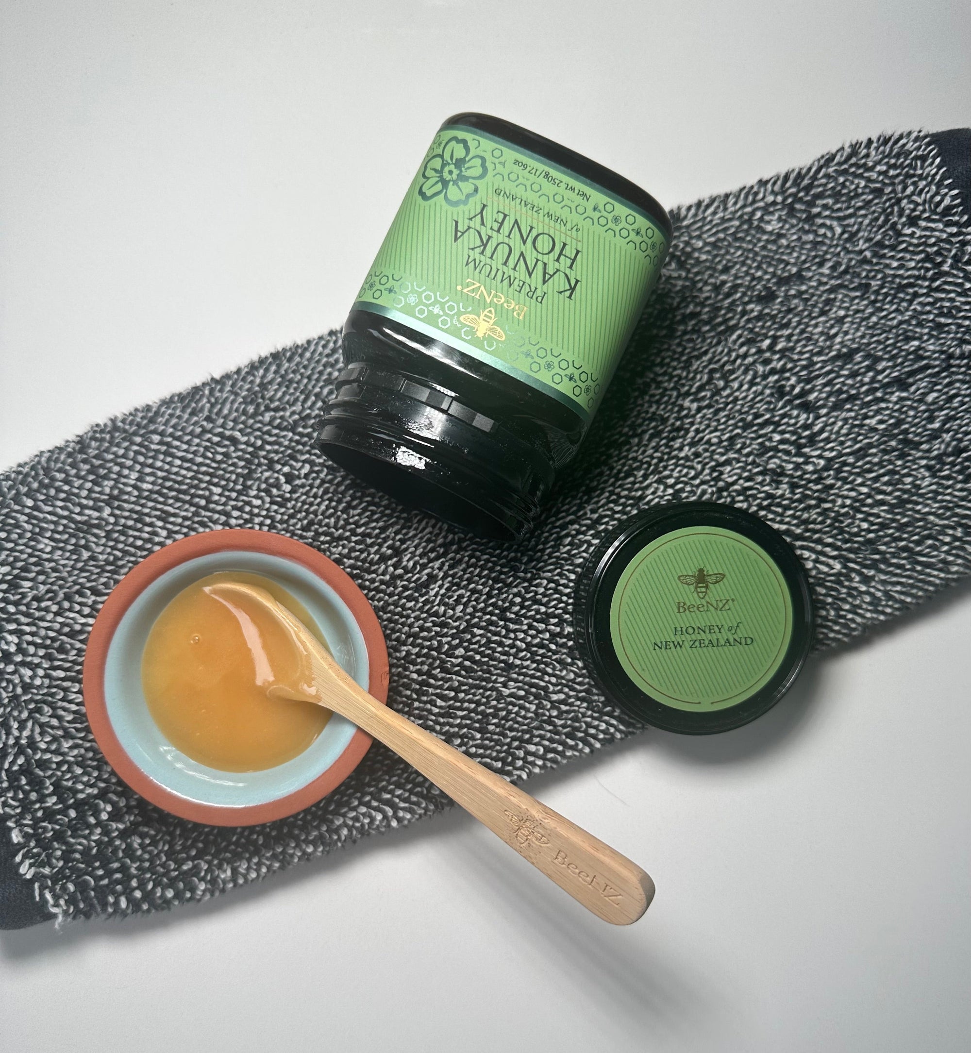 New Zealand Kanuka Honey has natural occuring anti-inflamatory properties that nourish, calm and brighten stressed skin