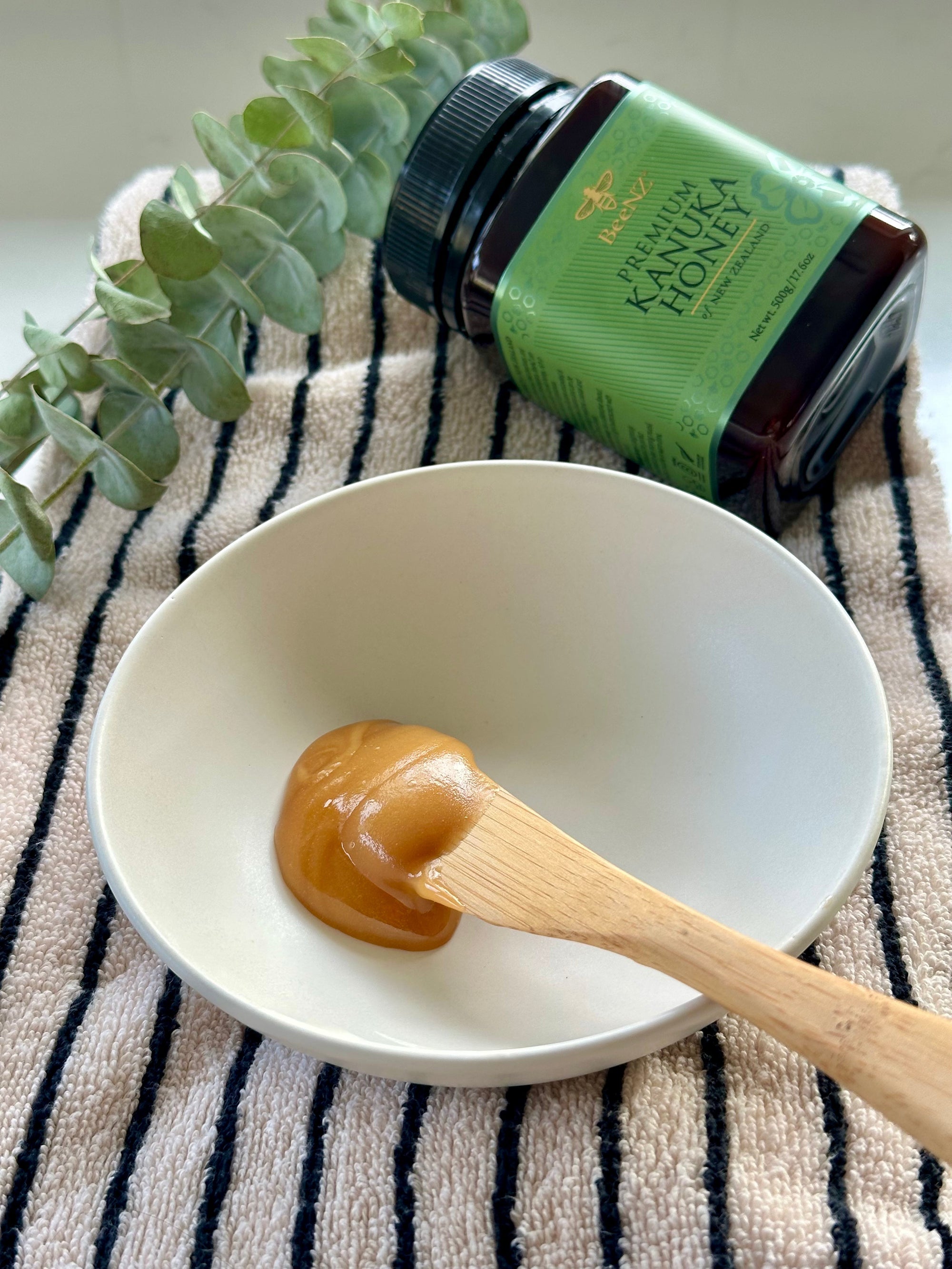 BeeNZ Kanuka honey, a natural anti-inflammatory remedy for winter skin hydration.