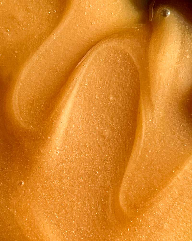 Smooth amber texture of BeeNZ's UMF certified manuka honey of New Zealand